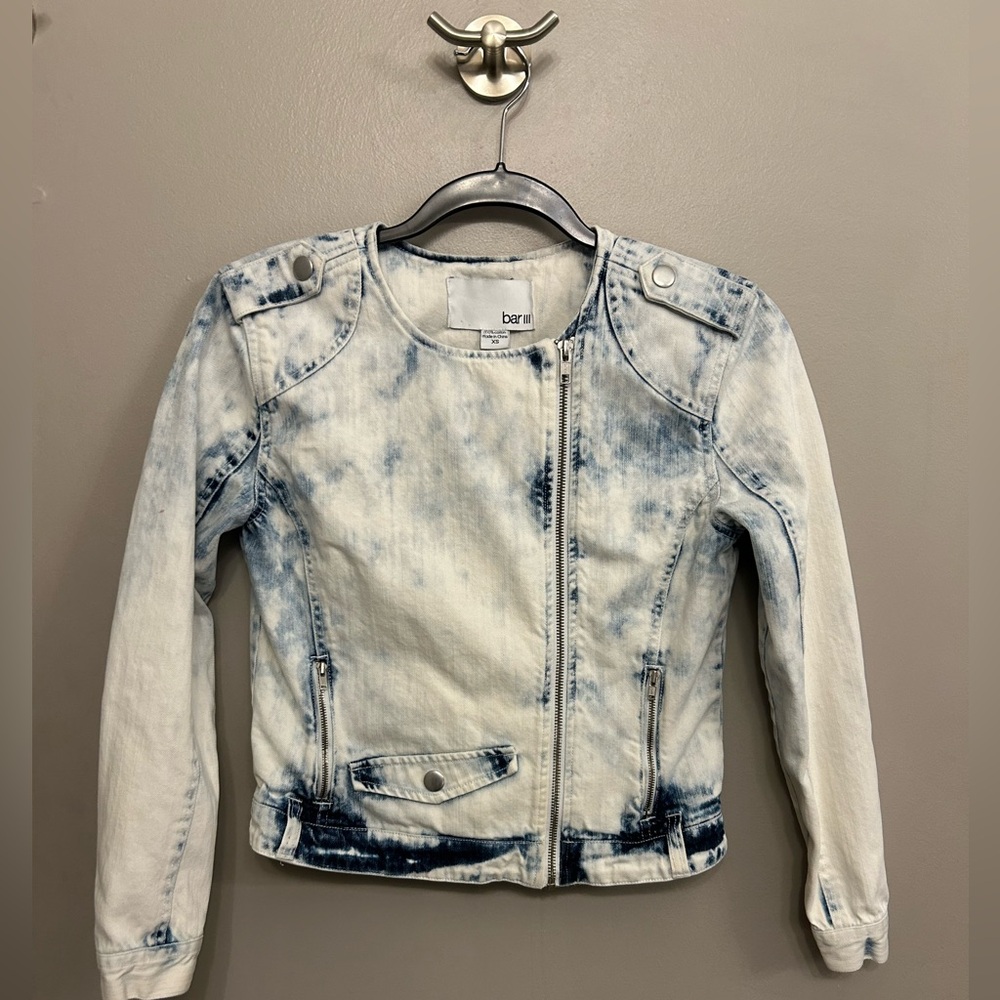 Bar III denim acid washed zip up jean jacket size XS with button embellishment